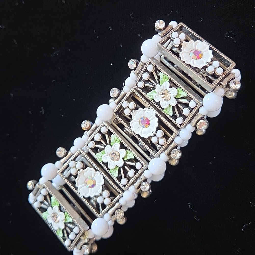 Chic White and Silver Beaded Bracelet - Picture 2 of 3